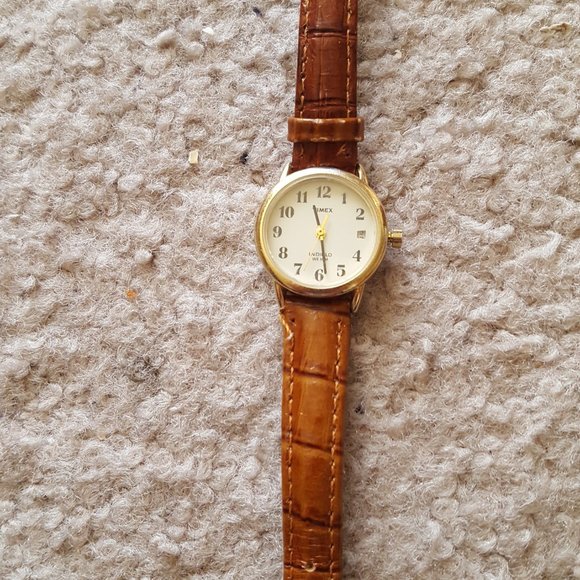 Timex ladies watch with Indiglo in good condition; leather band, needs battery - Picture 3 of 3